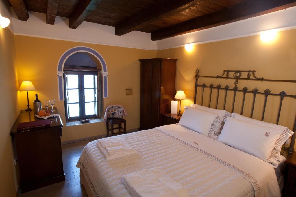 Hotel Mavromichalai Liménion Habitación foto