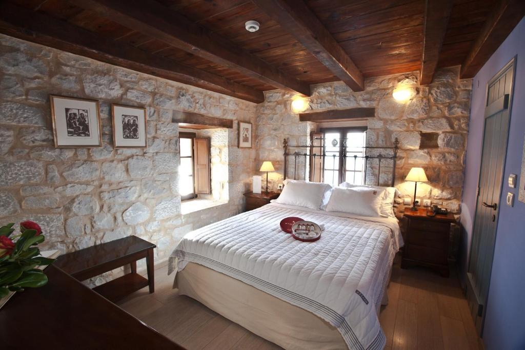 Hotel Mavromichalai Liménion Habitación foto